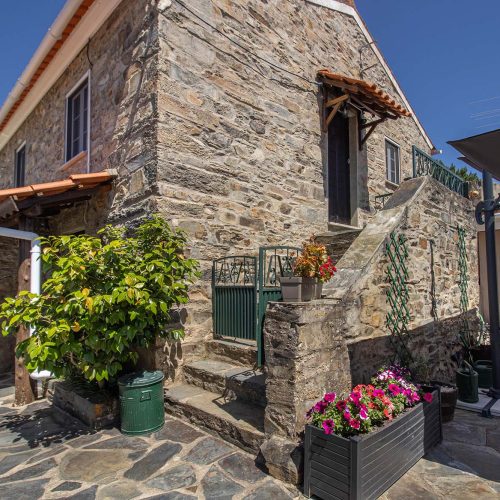 1. Alojamento local Portugal 2. Maison d’hôte Portugal 3. Hébergement Sertã 4. Quinta Penedo das Antas 5. Chambre d’hôte centre du Portugal 6. Vacance au Portugal 7. Piscine privée au Portugal 8. Séjour nature au Portugal 9. Séjour romantique au Portugal 10. Tourisme rural Portugal 11. Hébergement de charme Portugal 12. Escapade en couple au Portugal 13. Centre du Portugal 14. Chambre avec piscine au Portugal 15. Adultes only au Portugal 16. Proche de la N2 17. Motard frendly